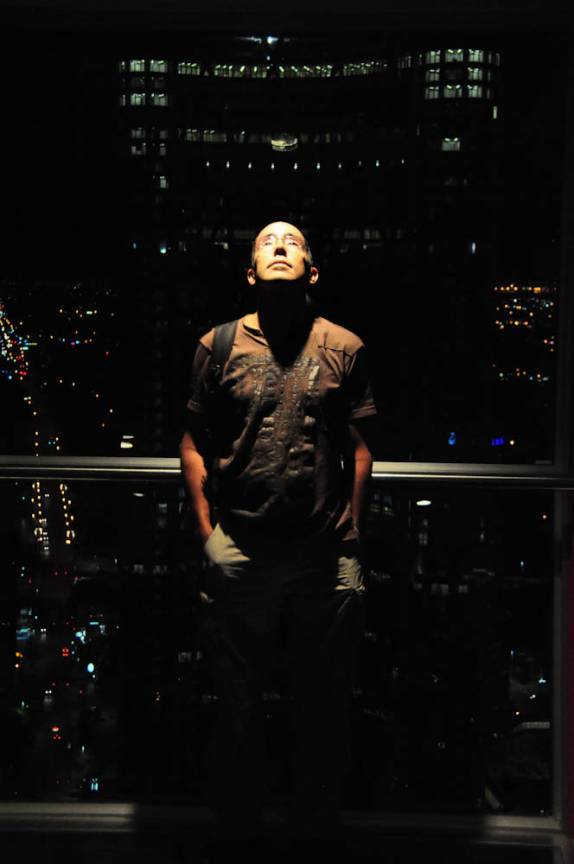 A quase 200 metros de altura, sobre o piso de vidro da torre mais alta de Calgary, no Canadá